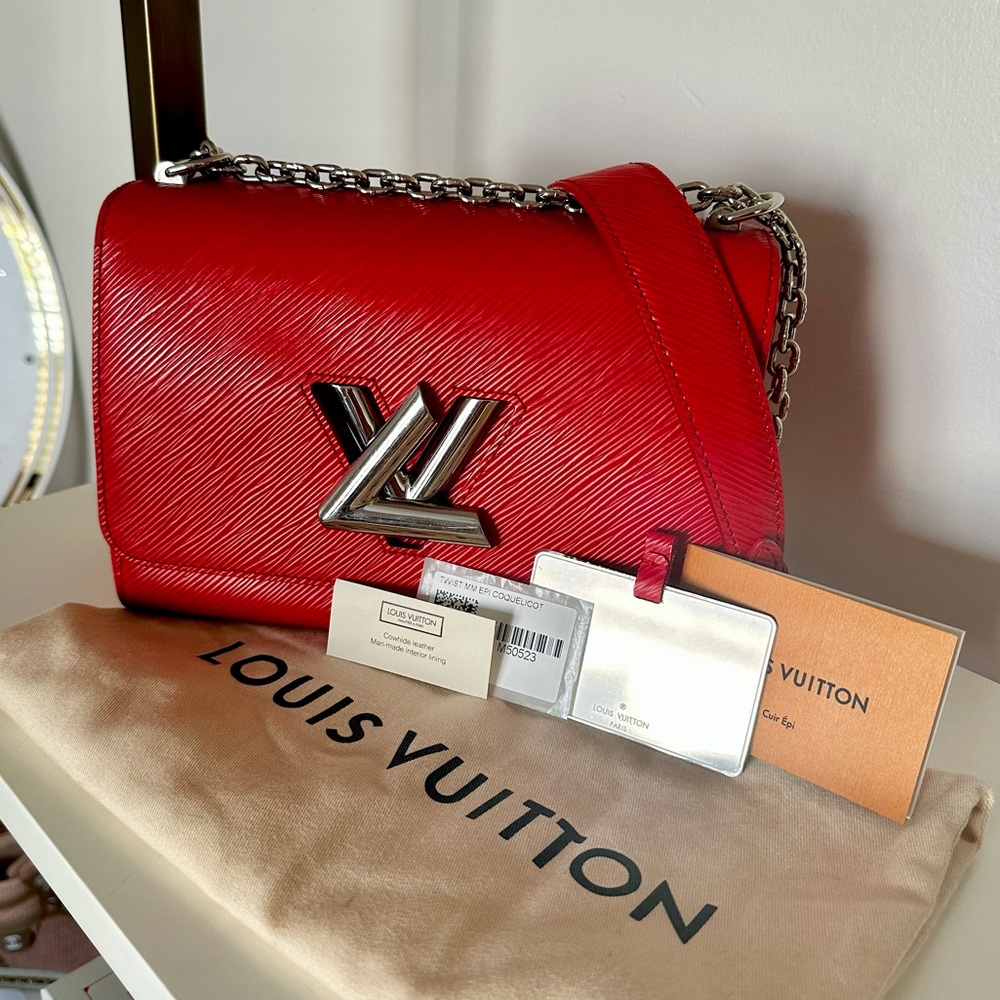 LOUIS VUITTON MM Epi Leather Red Classic Bag on Chain Excellent